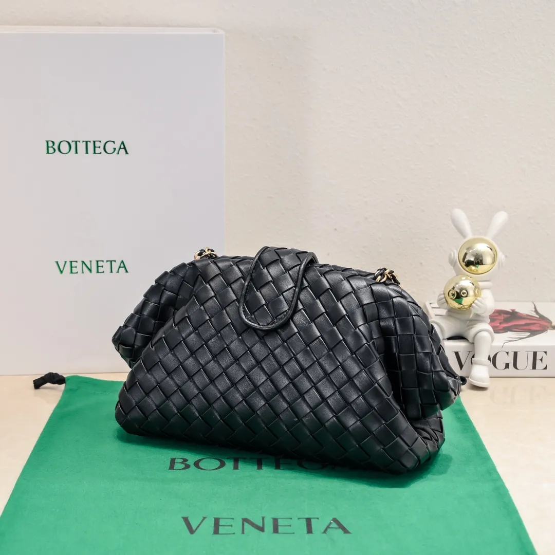 Batch 2260 Bitters Venetia 2024 summer series brings Lauren 1980 handbags back to the public eye. The design of the bag is inspired by ancient Roman architecture. It uses the brand's iconic Intrecciato lambskin woven bag body with a hard frame. No logo can be seen on the whole bag. It is equipped with a leather woven metal chain. When using it as a clutch, just put the chain directly in the bag ~ showing an elegant and timeless style. Decades later, when Lauren Hutton once again walked on the Bottega Venetia spring and summer show with this bag, the charm of the year still remains intact despite the passage of time. Size: 31.5*16.5*11 Style number: 5807#